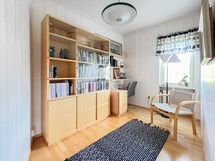 Toinen pienempi huone sopii hyvin makuu- tai vierashuoneeksi.