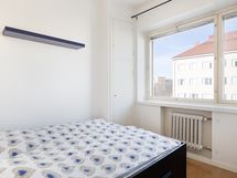 Makuuhuoneeseen mahtuu hyvin parisänky