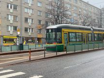 Vieressä on niin bussi- kuin ratikkapysäkitkin.