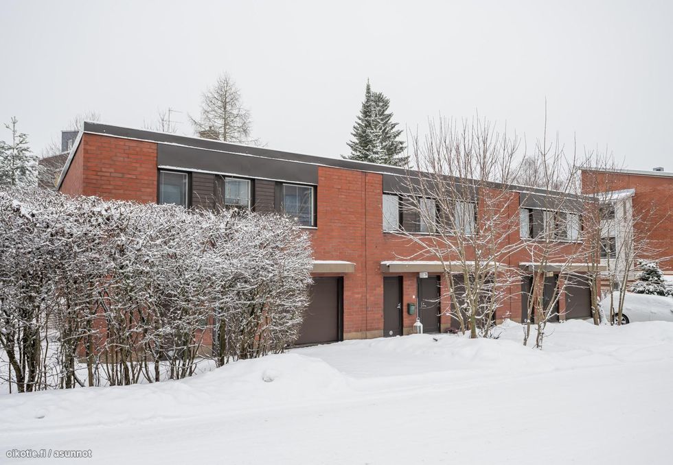 Hyvällä sijainnilla lähellä keskustan palveluja tilava rivitaloneliö sekä lämmin autotalli ja varasto.