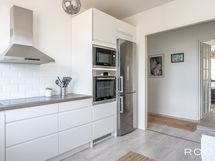 Keittiötä vastapäätä on asunnon päämakuuhuone.
