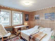 Alakerran makuuhuone on suurin kodin makuuhuoneista.