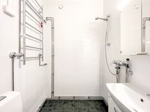 Kylpyhuoneessa on paikka pyykinpesukoneelle.