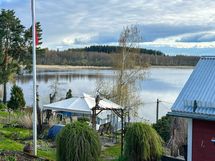 Myyjän omia kuvia pihalta eri vuoden aikoina