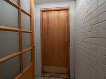 Eteinen/takapihalle johtava ovi