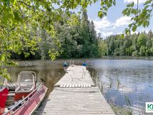 Rauhallinen laiturimaisema.