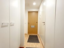 Eteisessä kaapistot.