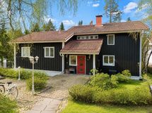 Tilava sisäänkäynti ja etupiha