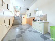 Käytävä kohti pää uloskäyntiä