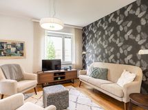 Näkymä eteisen suunnasta olohuoneeseen