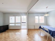 Keittiön pöytä mahtuu mainiosti avokeittiön yhteyteen.