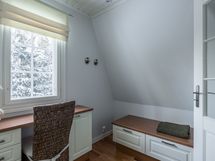 Yläkerran vaate- / pukuhuone kylpyhuoneen vieressä.