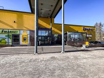 Lähimpään kauppaan kävelee parissa minuutissa.