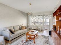 Tilava ja valoisa olohuone