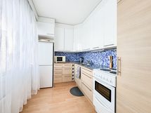 Keittiöön mahtuu pieni pöytä.