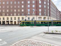 Läheltä kulkee niin ratikoita kuin bussejakin.