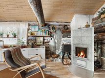 Oleskelutilassa varaava takka ja kamiina