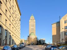 Kallion kirkko komeilee vieressä.