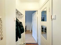 Eteisessä on naulakko