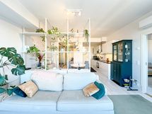 Näkymä  eteisen ja keittiön suuntaan.