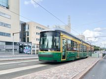 Raitiovaunu 10 liikennöi kotioven edestä ja Huopalahden juna-asema sijaitsee 1,5 km päässä.