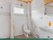 Erillisen kaksion kylpyhuone/wc.
