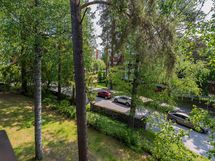 Vehreä näkymä lasitetulta parvekkeelta Säveltien suuntaan.