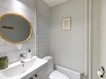 Alakerran erillinen wc