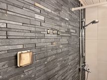 Mukavuutta lisää lattialämmitys.