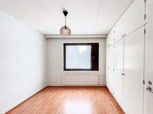 Makuuhuone on talon päätypihan suuntaan.