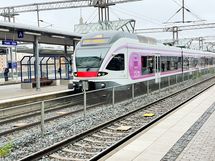 Triplan yhteydessä sijaitsee Pasilan asema, jonne pysähtyvät kaikki lähijunat.