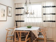 Keittiön jatkeena ruokailutila.