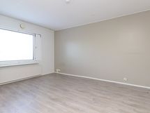 Ensimmäinen makuuhuone oikealla