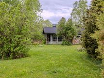 Tonttia ja pihamökki (22.5.2026)