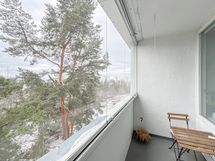 Parvekkeelta ja makuuhuoneesta on rauhalliset näkymät kaakon suuntaan.
