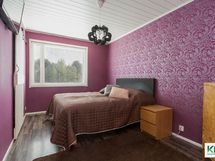 Isomman asunnon makuuhuone.