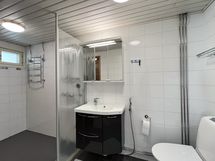Kylpyhuone on remontoitu  sähköineen vuonna 2015.