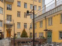 2025 uusittu sisäpiha, oikealla yläkulmassa huoneiston ikkunat