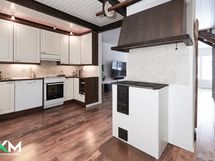 Keittiö puuhelloineen