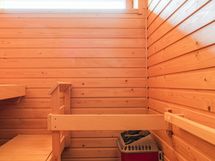 Ikkunallinen sauna.