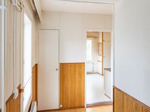 Eteiskäytävä aulan suuntaan