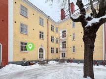 Asunto sijaitsee 1. kerroksessa, mutta ei kuitenkaan maantasolla.