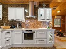 Huvilan keittiön kaapistot