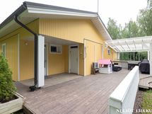 Tilava terassi, joka osittain katettu