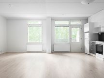 Avoin, iso, vaaleasävyinen huonetila