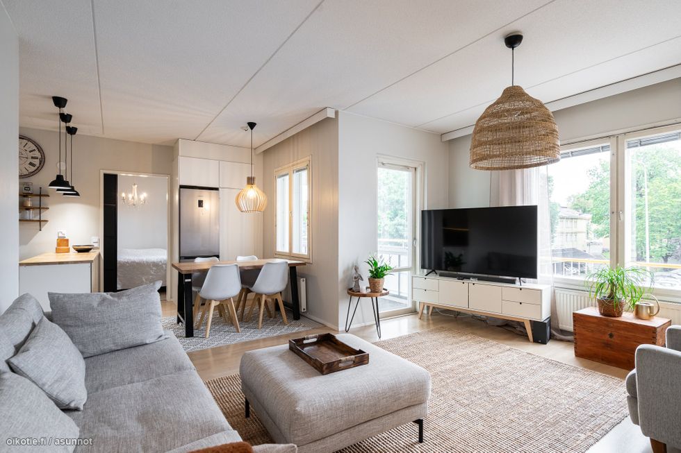 Näkymä eteisen suunnasta olohuoneeseen ja edelleen ruokailutilaan