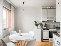 Keittiön edustalla on luonteva paikka ruokailuryhmälle.