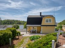 Pääsisäänkäynti katetulta terassilta.