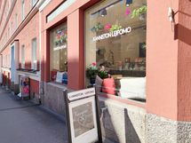 Kanniston leipomon kahvila aivan vieressä, myös muita kahviloita/ravintoloita alueella.