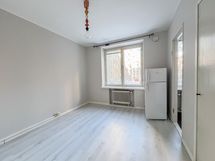 Kodista on kaksi ikkunaa rauhalliselle korttelipihalle.